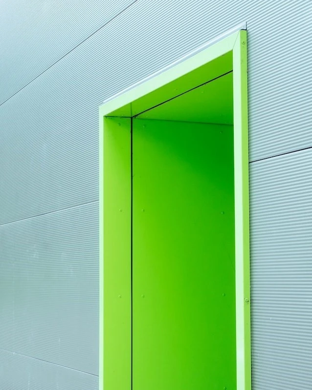 Grön dörröppning