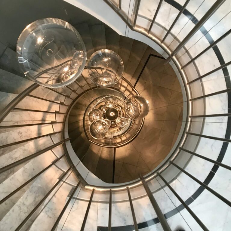 Spiraltrappa med hängande glaslampor